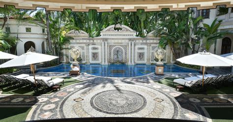 who inherited gianni versace estate